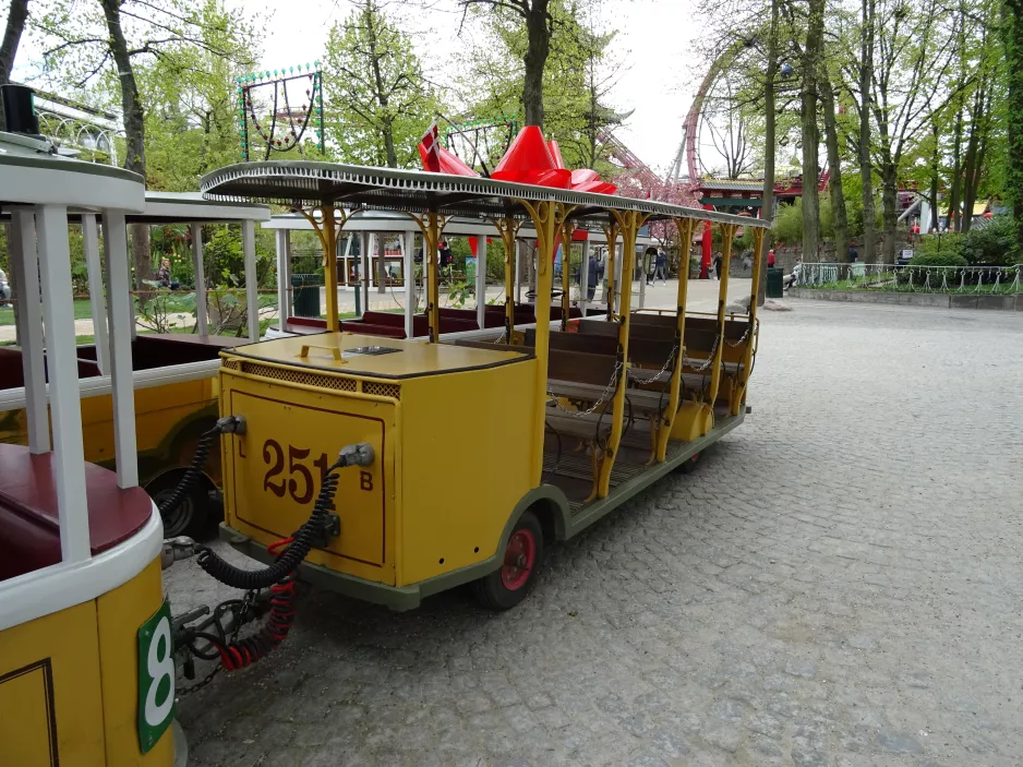 Copenhagen Tivoli with open model sidecar 251 at Linie 8 (2018)