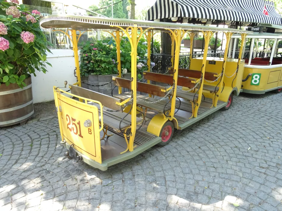 Copenhagen Tivoli with open model sidecar 251 at Linie 8 (2022)