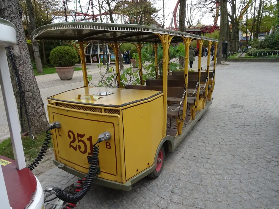 Copenhagen Tivoli with open model sidecar 251 at Linie 8 (2024)