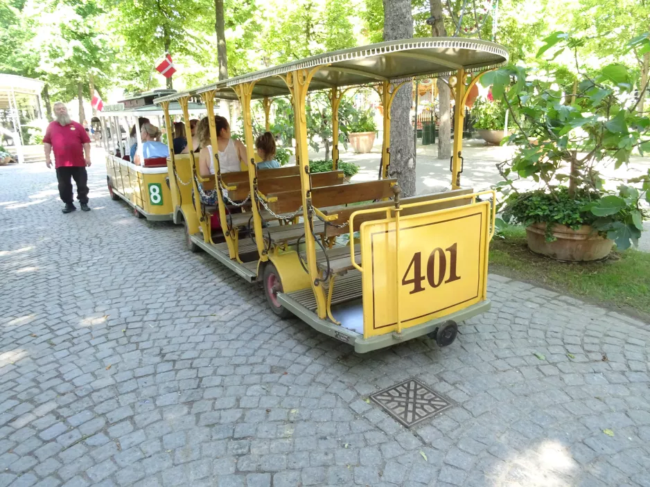 Copenhagen Tivoli with open model sidecar 401 at Linie 8 (2022)