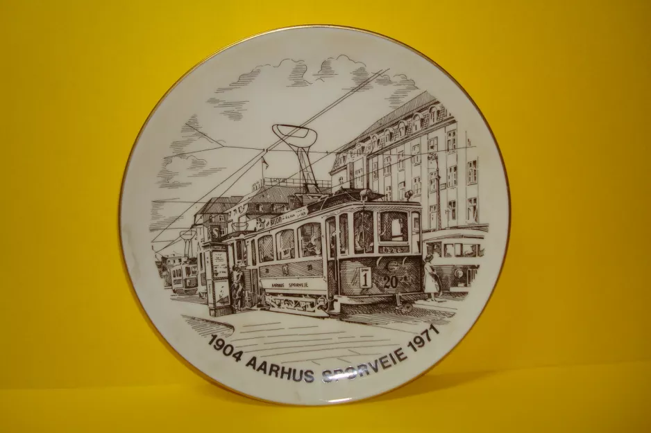 Decorative plate: Aarhus tram line 1 with railcar 20 by Banegårdspladsen (1974)