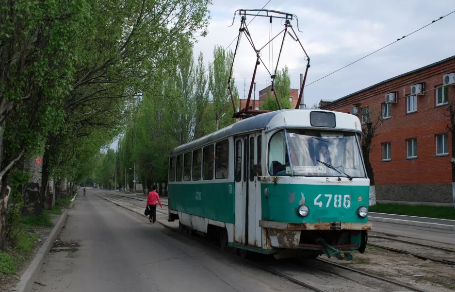 Donetsk tram line 4 with railcar 4786 on Profesoriv Bohoslovskykh St (2011)