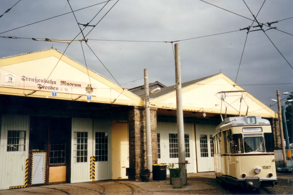 Dresden railcar 1587 in front of Straßenbahnmuseum (2002)