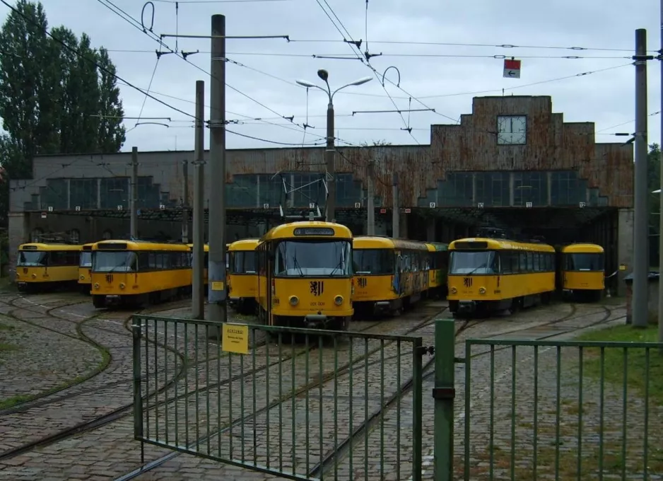 Dresden railcar 201 009 in front of the depot Bühlau (2007)