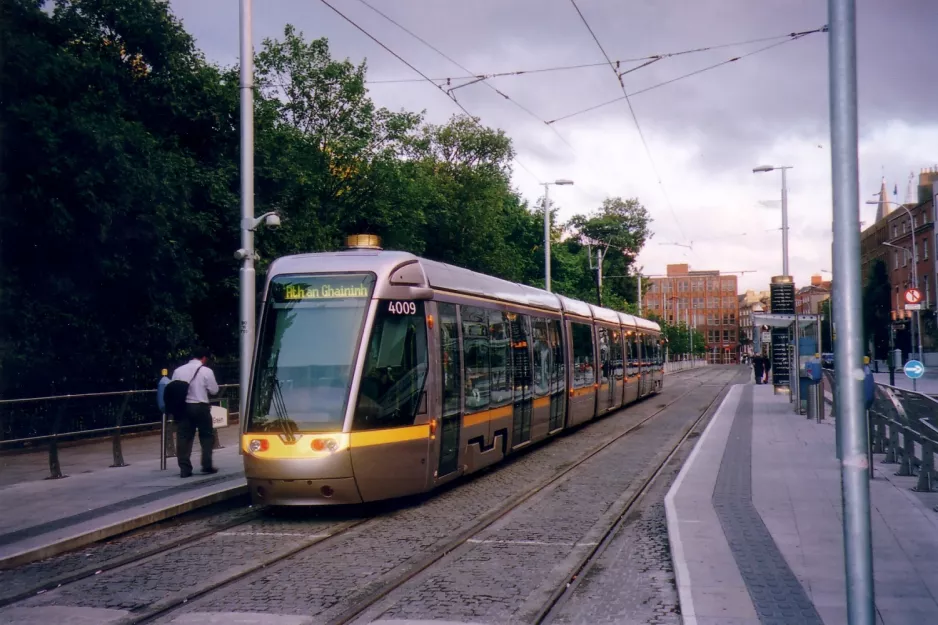 Dublin tram line Green with low-floor articulated tram 4009 at St. Stephen's Green (2006)
