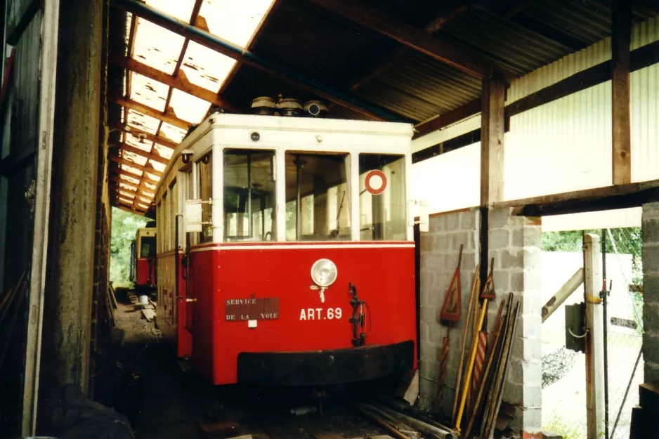 Érezée railcar ART.69 "Francais" inside the depository Tramway Touristique de l'Aisne (2002)