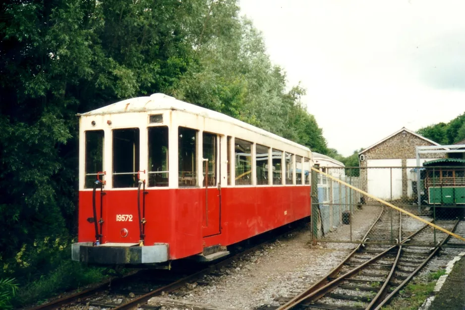 Érezée sidecar 19572 in front of Tramway Touristique de l'Aisne (2002)