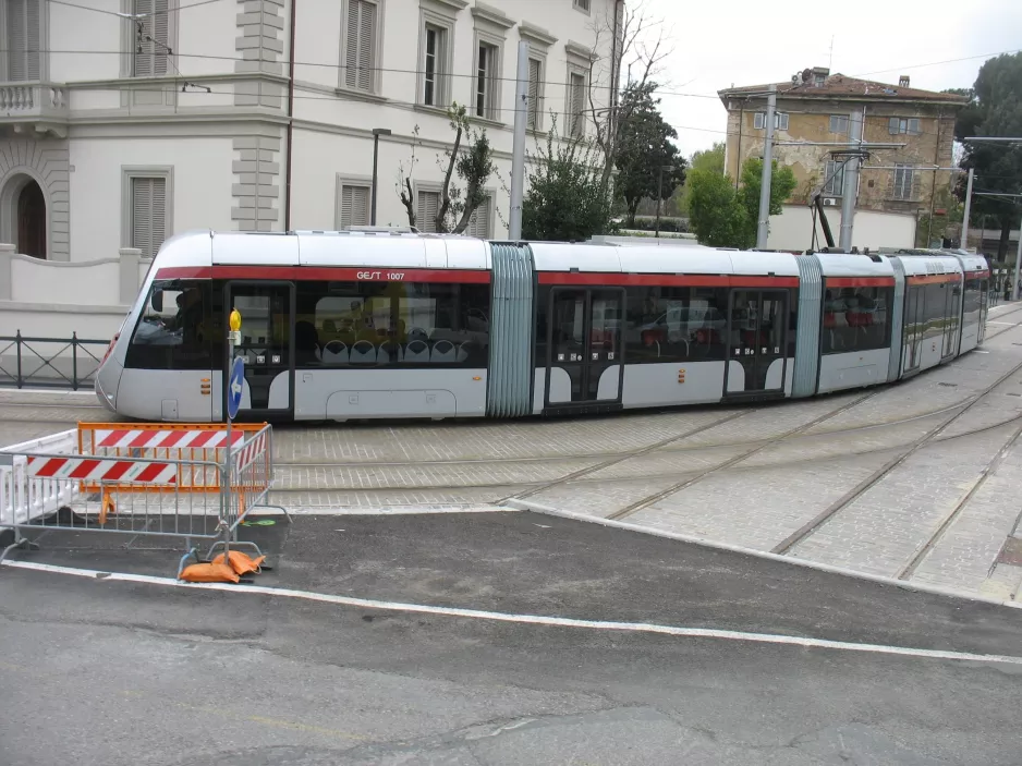 Florence tram line T1 with low-floor articulated tram 1007 at Viale Fratelli Rosselli/Via Iacopo da Diacceto (2010)