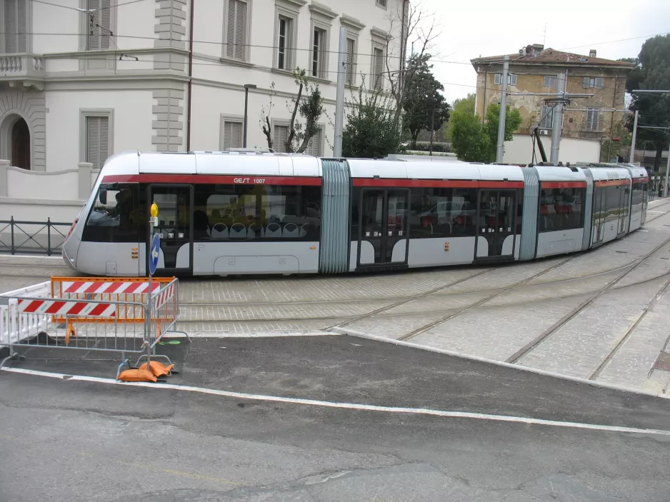 Florence tram line T1 with low-floor articulated tram 1007 by crossing Viale Fratelli Rosselli/Via Iacopo da Diacceto (2010)