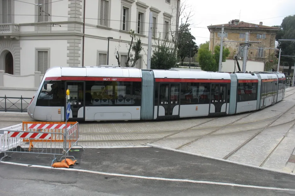 Florence tram line T1 with low-floor articulated tram 1007 close by Via Jacopo da Diacceto (2010)