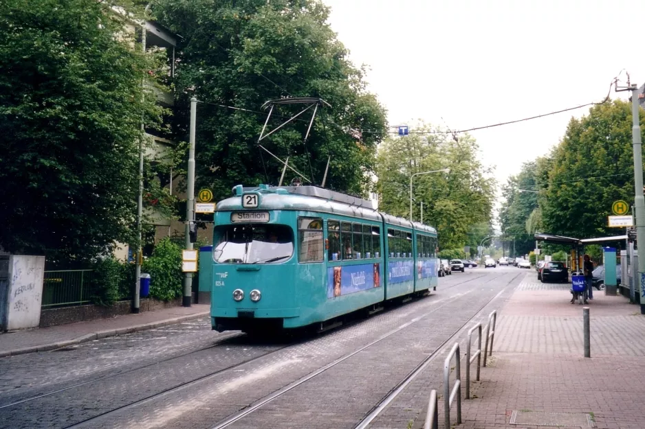 Frankfurt am Main tram line 21 with articulated tram 825 at Vogelweidstraße (2003)