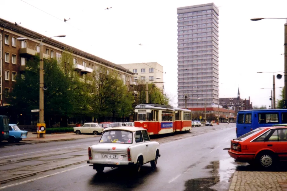 Frankfurt (Oder) tram line 1 with railcar 32 near Brunnenplatz (1991)