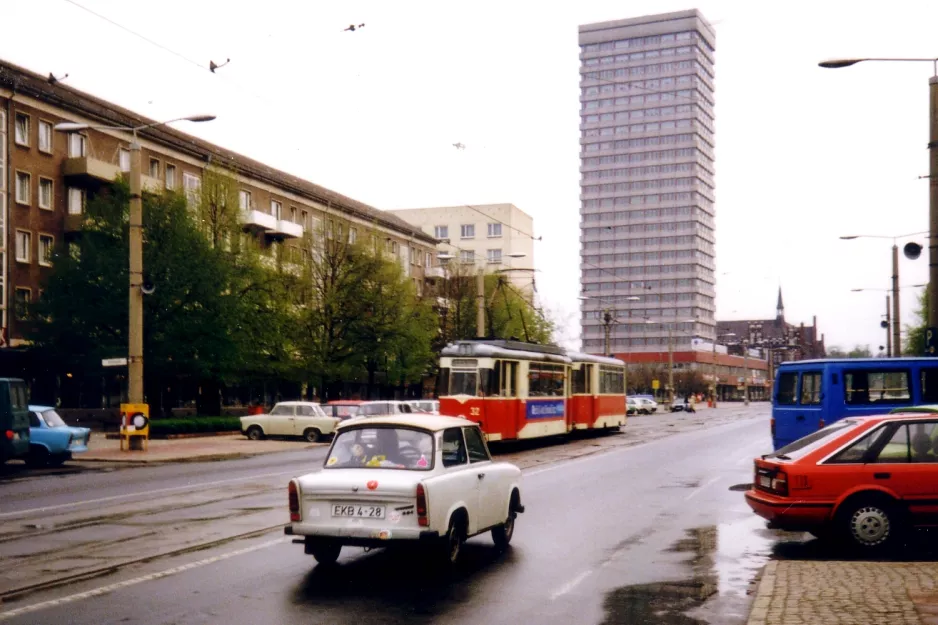 Frankfurt (Oder) tram line 1 with railcar 32 on Karl Marx Straße (1991)