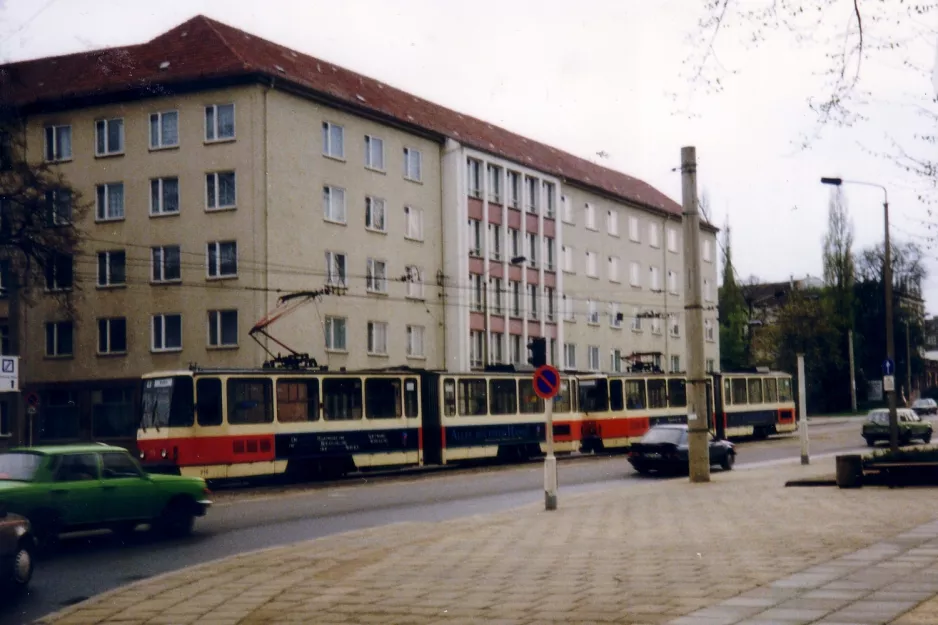 Frankfurt (Oder) tram line 4 with articulated tram 216 at Brunnenplatz (1991)