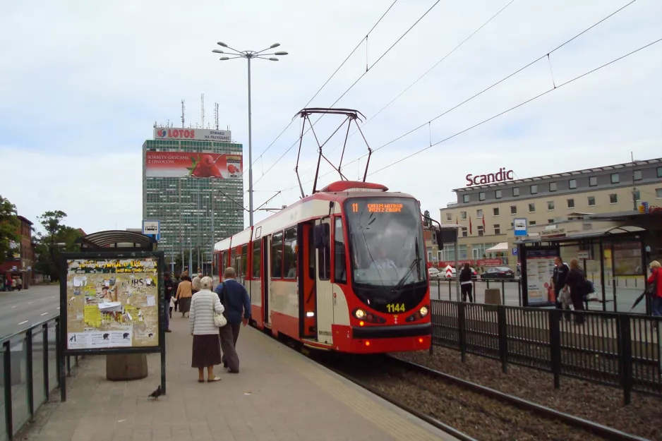 Gdańsk tram line 11 with articulated tram 1144 at Dworzec Glówny Gdańsk (2011)