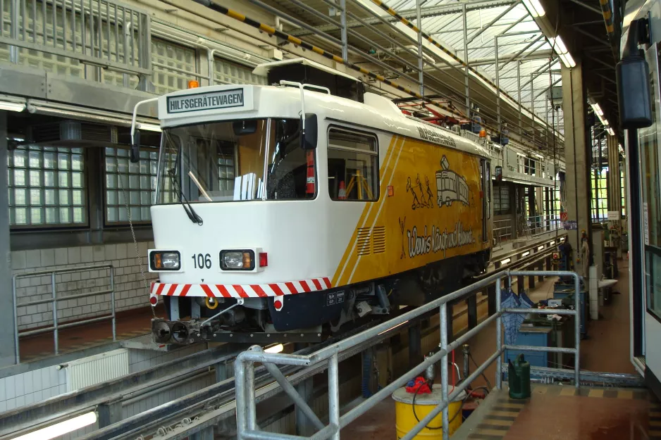Gera service vehicle 106 inside the depot Geraer Verkehrsbetrieb depot, Zoitzbergstraße (2014)