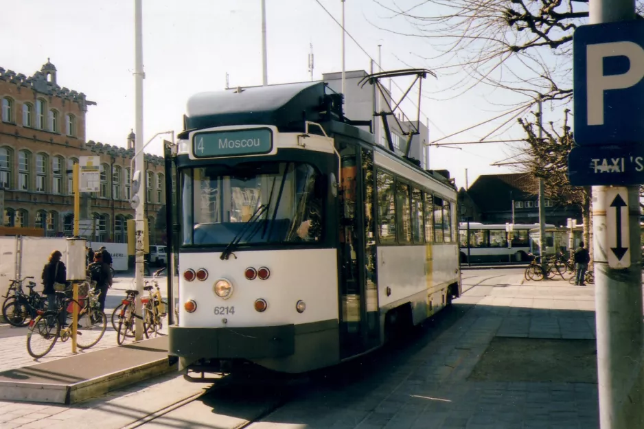 Ghent tram line 4 with railcar 6214 at Gent Sint-Pieters (2007)