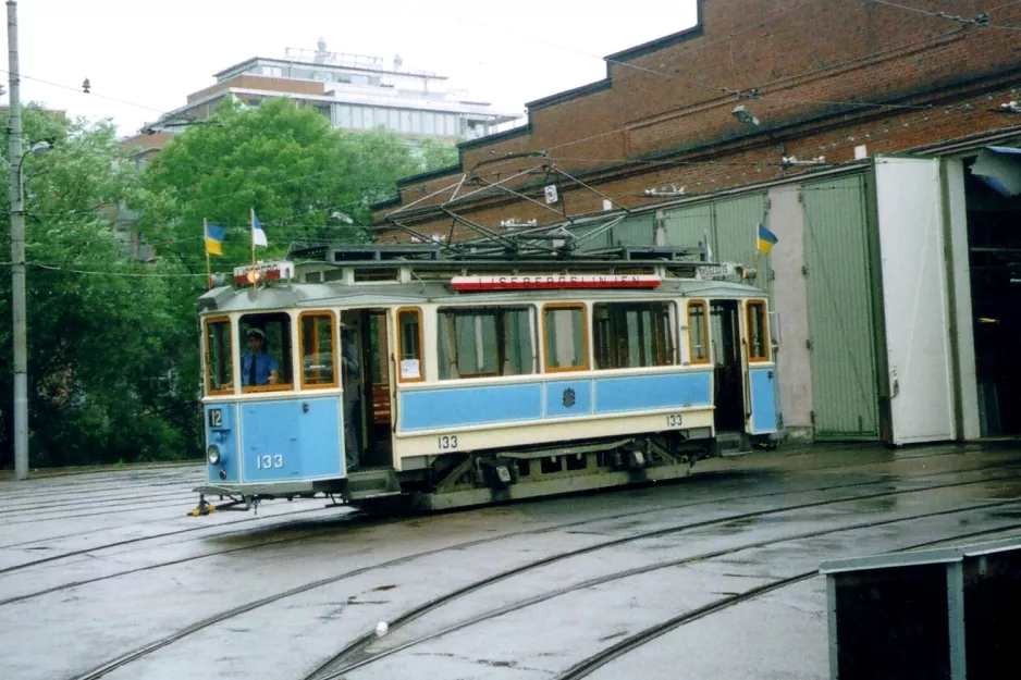 Gothenburg railcar 133 in front of the depot Gårdahallen (2005)