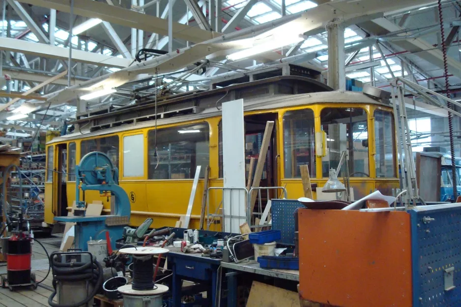 Gothenburg service vehicle 115 inside Gårdahallen (2009)