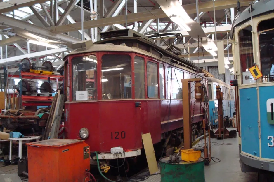 Gothenburg service vehicle 120 inside Gårdahallen (2009)