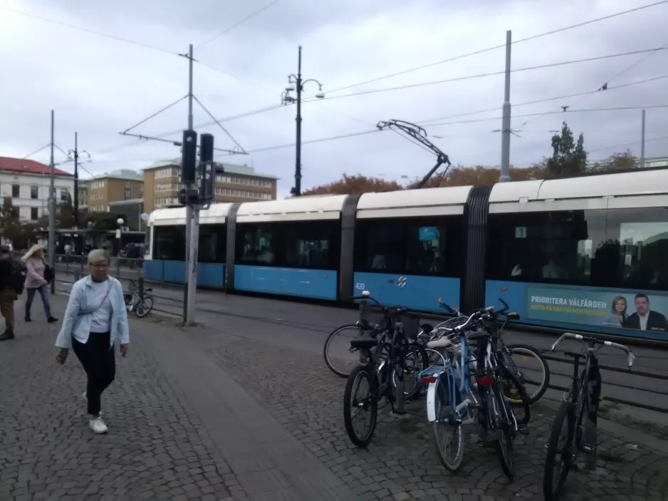 Gothenburg tram line 1 with low-floor articulated tram 420 "Harry Persson" at Järntorget (2018)