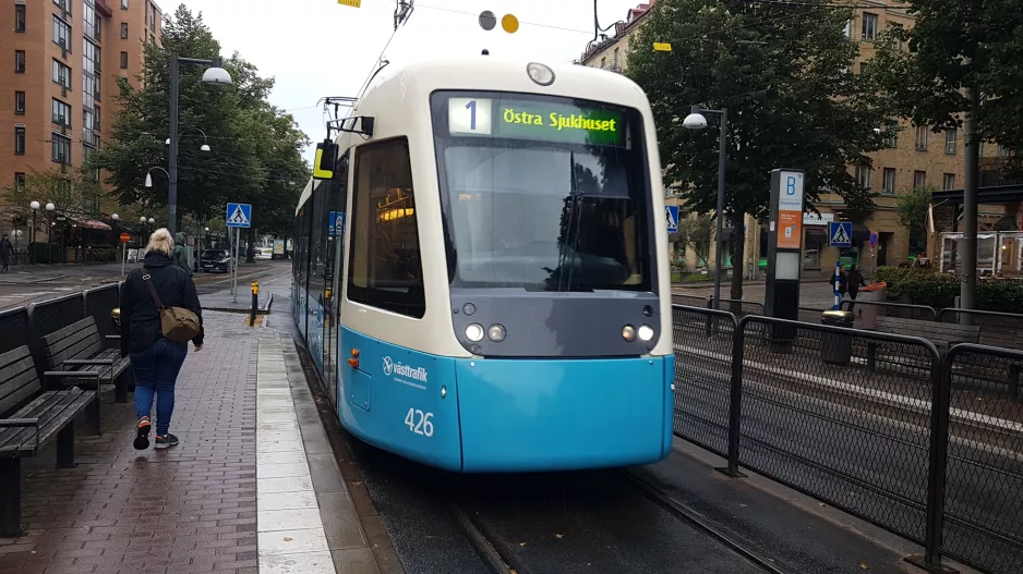 Gothenburg tram line 1 with low-floor articulated tram 426 at Olivedalsgatan (2020)