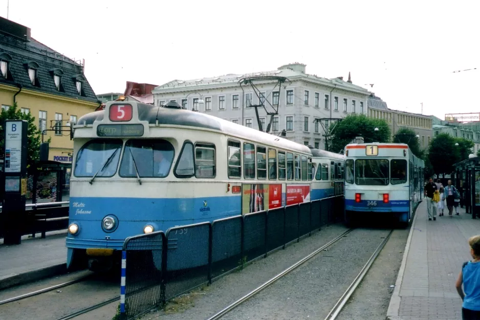Gothenburg tram line 5 with railcar 739 "Malte Johansson" at Kungsportsplatsen (2005)
