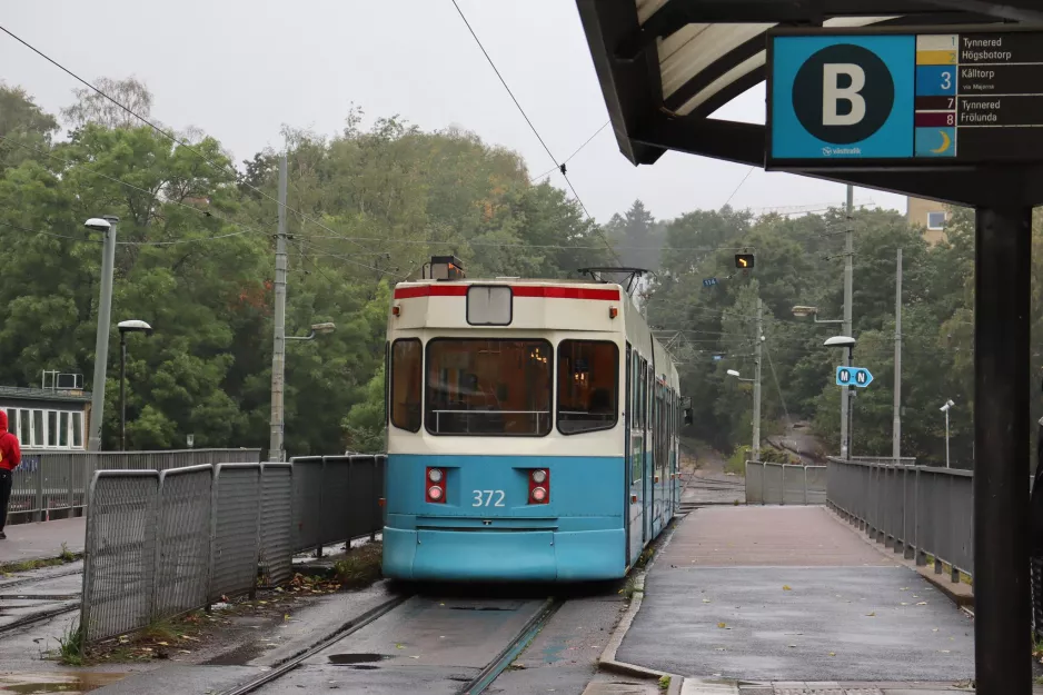 Gothenburg tram line 8 with articulated tram 372 "Per Nyström" at Marklandsgatan (2020)
