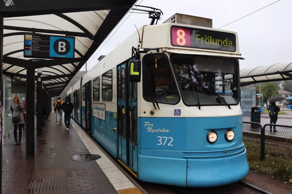 Gothenburg tram line 8 with articulated tram 372 "Per Nyström", the front Marklandsgatan (2020)