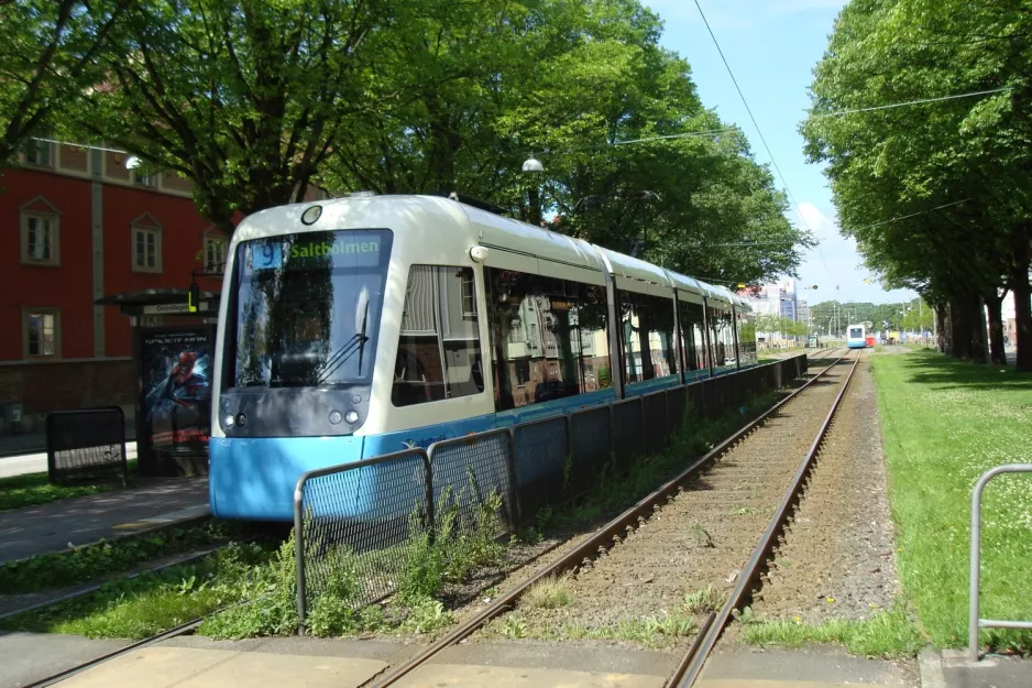 Gothenburg tram line 9 with low-floor articulated tram 452 at Ostindiegaten (2012)