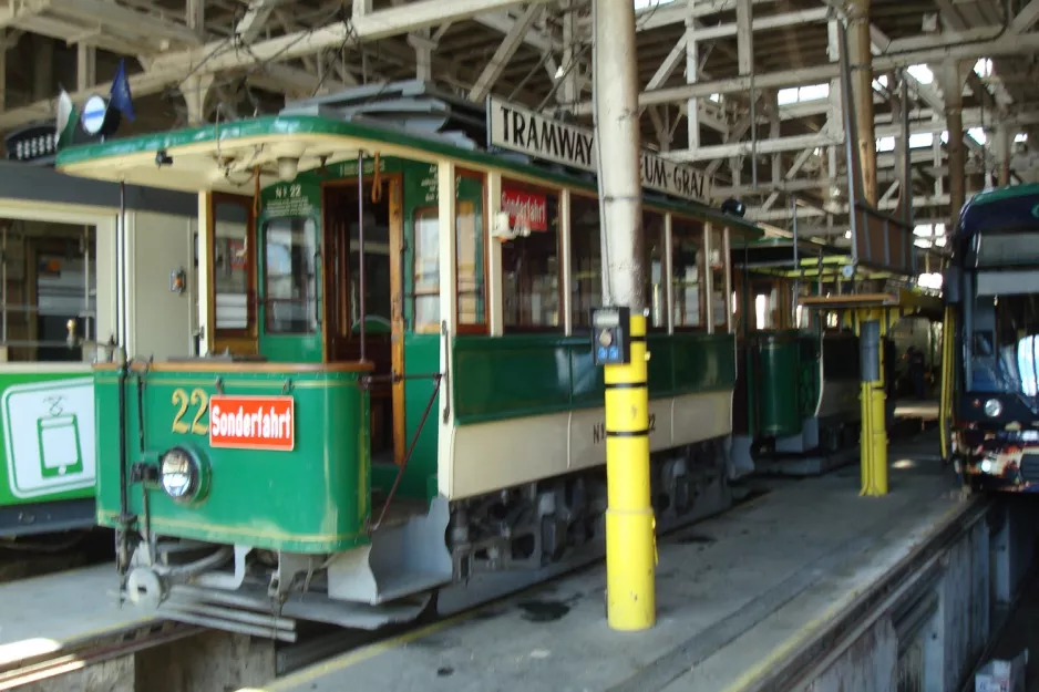 Graz railcar 22 on Steyrergasse (2012)