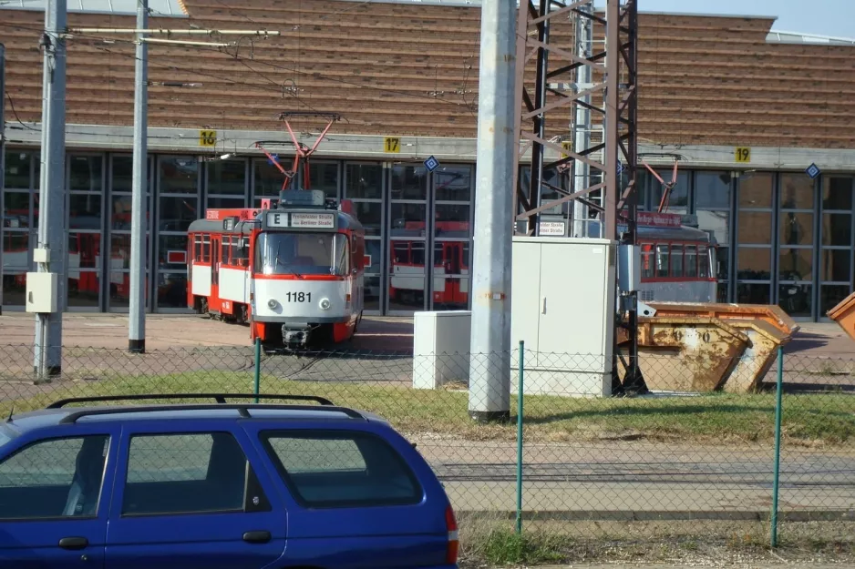 Halle (Saale) railcar 1181 in front of Betriebshof Freiimfelder Str. (2008)