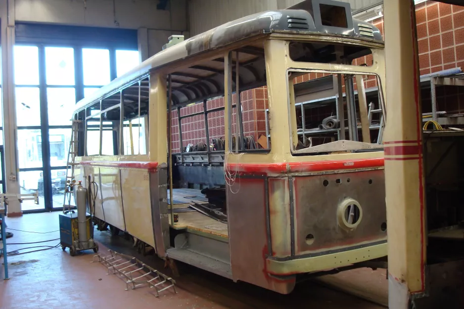 Halle (Saale) railcar 505 inside Depot Zoitzbergstr. (2014)