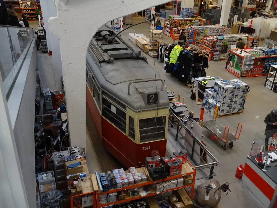 Hamburg railcar 3642 inside Bauhaus-Filiale Hmb-Nedderfeld, seen from the 1st floor (2022)