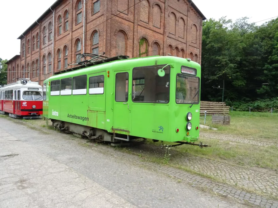 Hannover service vehicle 823 in front of Straßenbahn-Museum (2020)