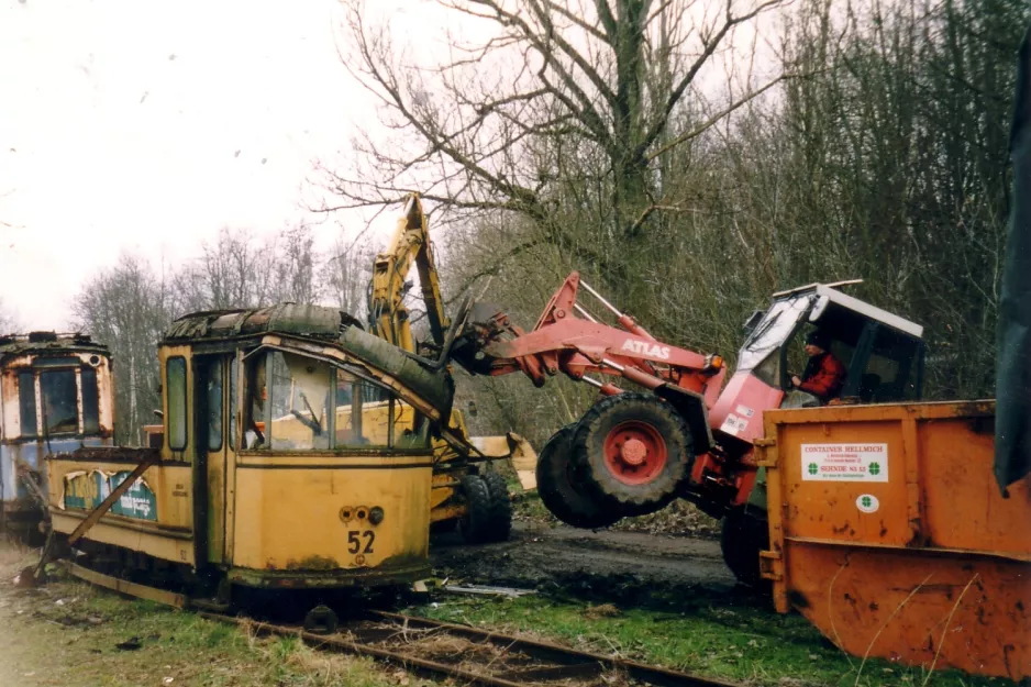 Hannover sidecar 52 outside the museum Hannoversches Straßenbahn-Museum, during scrapping, seen from behind (2004)