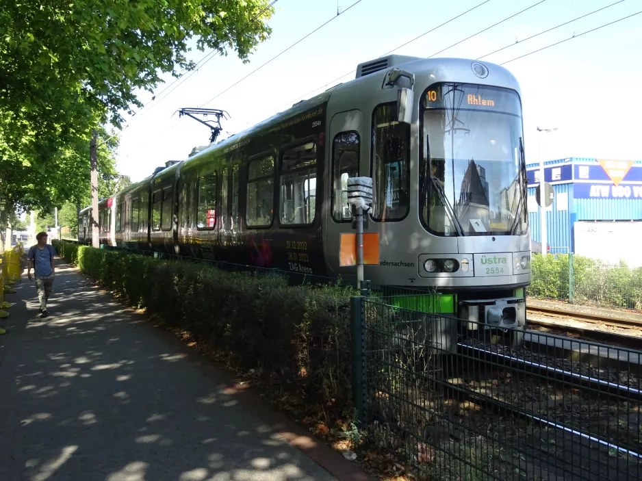 Hannover tram line 10 with articulated tram 2554 at Ahlem (2022)