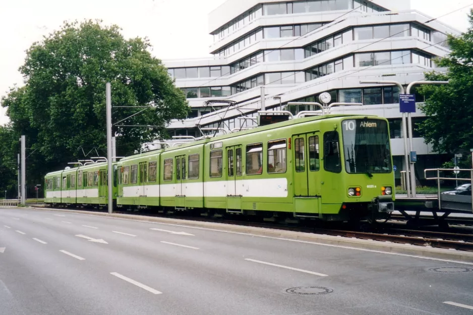 Hannover tram line 10 with articulated tram 6025 at Aegientorplatz (2003)
