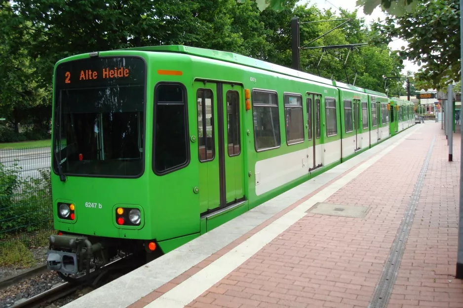 Hannover tram line 2 with articulated tram 6247 at Alte Heide (2012)