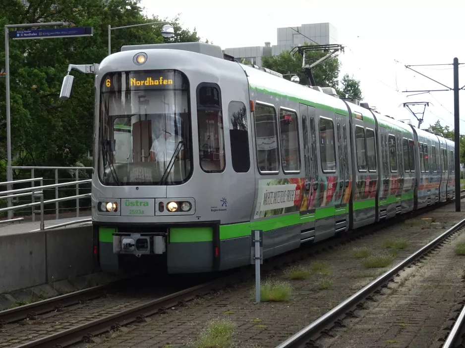 Hannover tram line 6 with articulated tram 2593 at Kerstingstraße (2020)