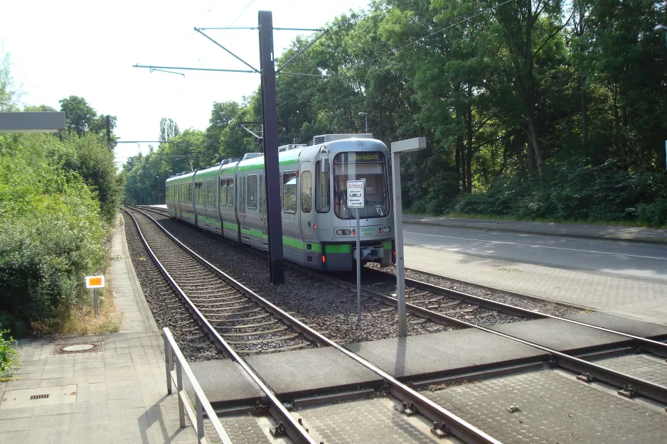 Hannover tram line 7 with articulated tram 2548 on Wallensteinstraße (2014)