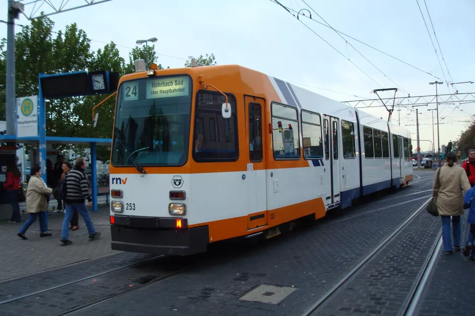 Heidelberg tram line 24 with articulated tram 253 at HD Hauptbahnhof (2009)