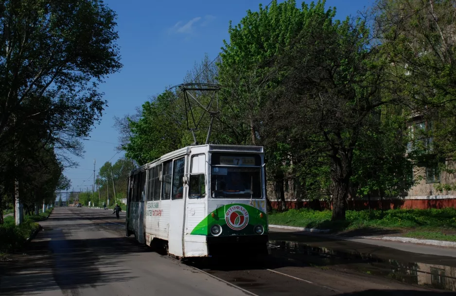 Horlivka tram line 7 with railcar 417 on Zhovtneva Ulitsa (2011)