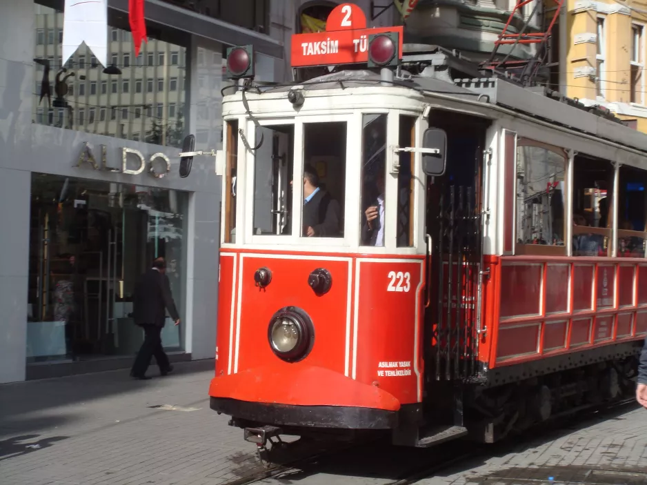 Istanbul Nostalgilinje T2 with railcar 223, the front İstiklal Cd (2008)