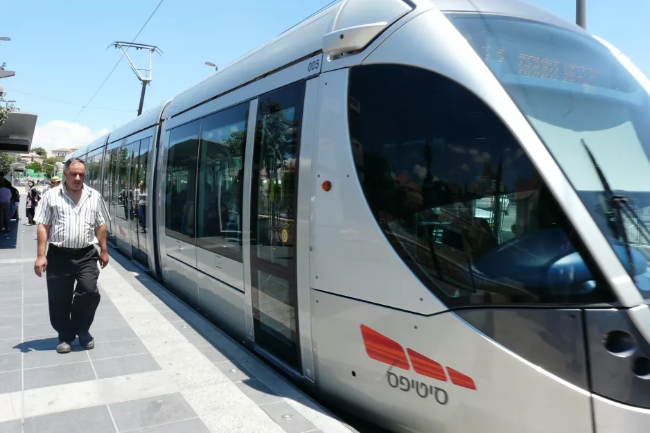 Jerusalem light rail line L1 with light rail car 005 at Damascus Gate (2012)