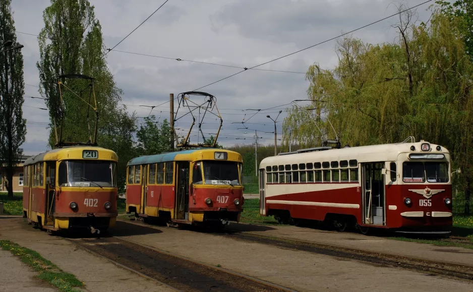 Kharkiv tram line 20 with railcar 402 at Piwdennyj wokzał (2011)