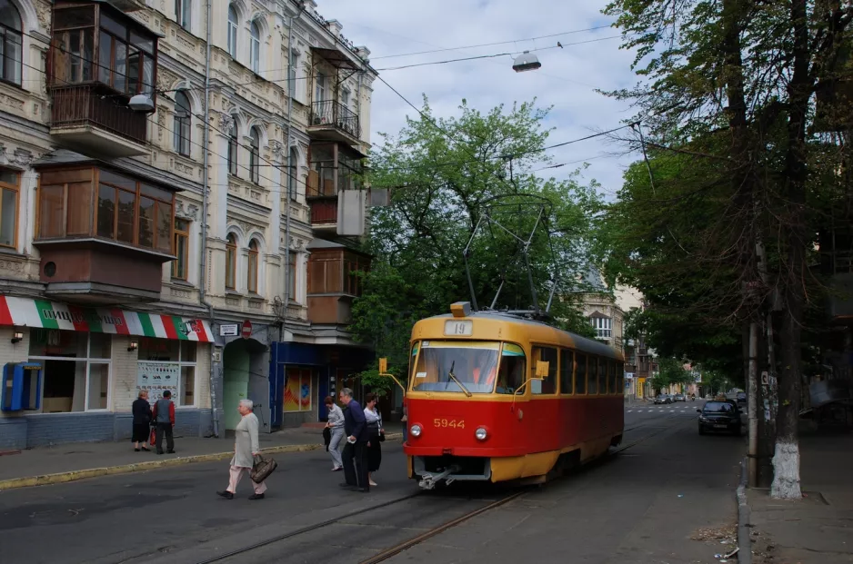 Kiev tram line 19 with railcar 5944 at Olenivs'ka (2011)