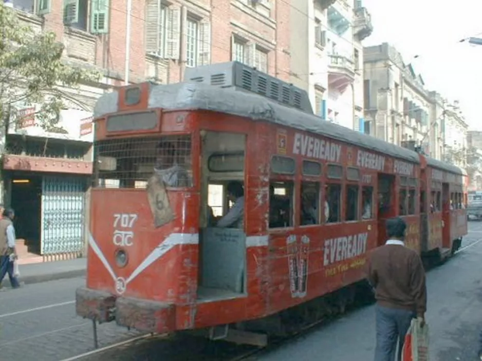 Kolkata tram line 6 with railcar 707 near Mahakaran (2000)