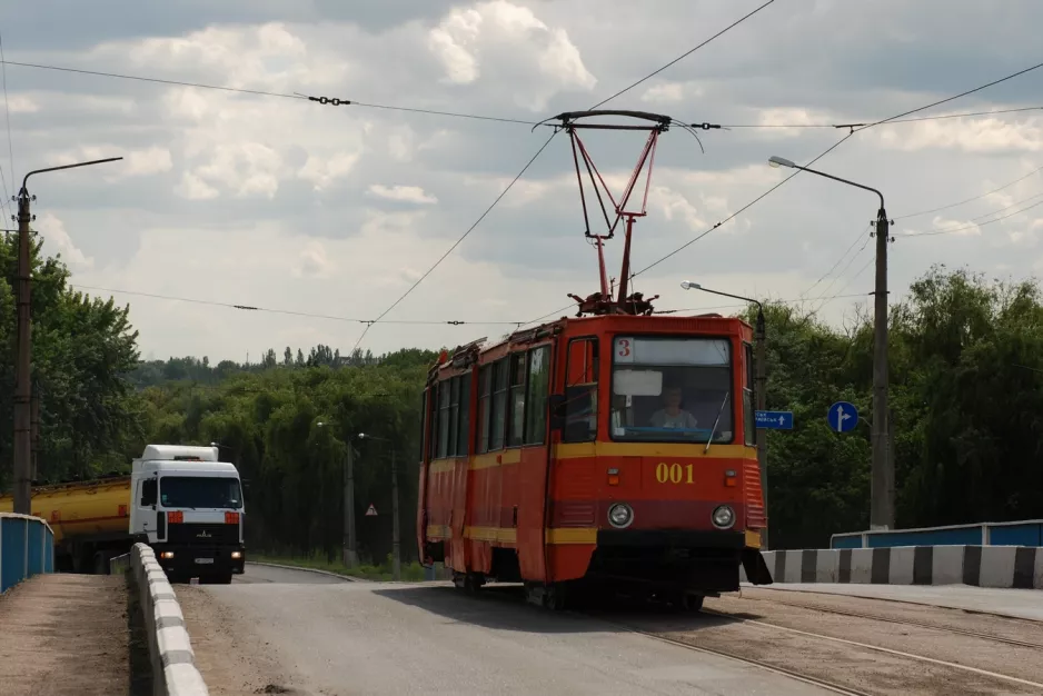 Kostiantynivka tram line 3 with railcar 001 on Yemelianova St (2012)