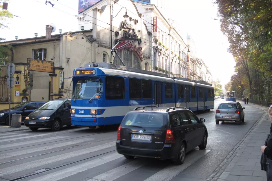 Kraków tram line 19 with articulated tram 3043 on Świętej Gertrudy (2011)